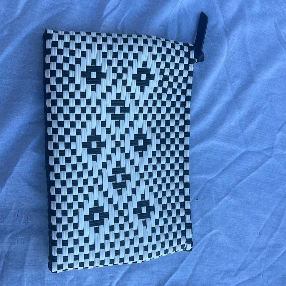 Gap crochet black and white clutch with zipper